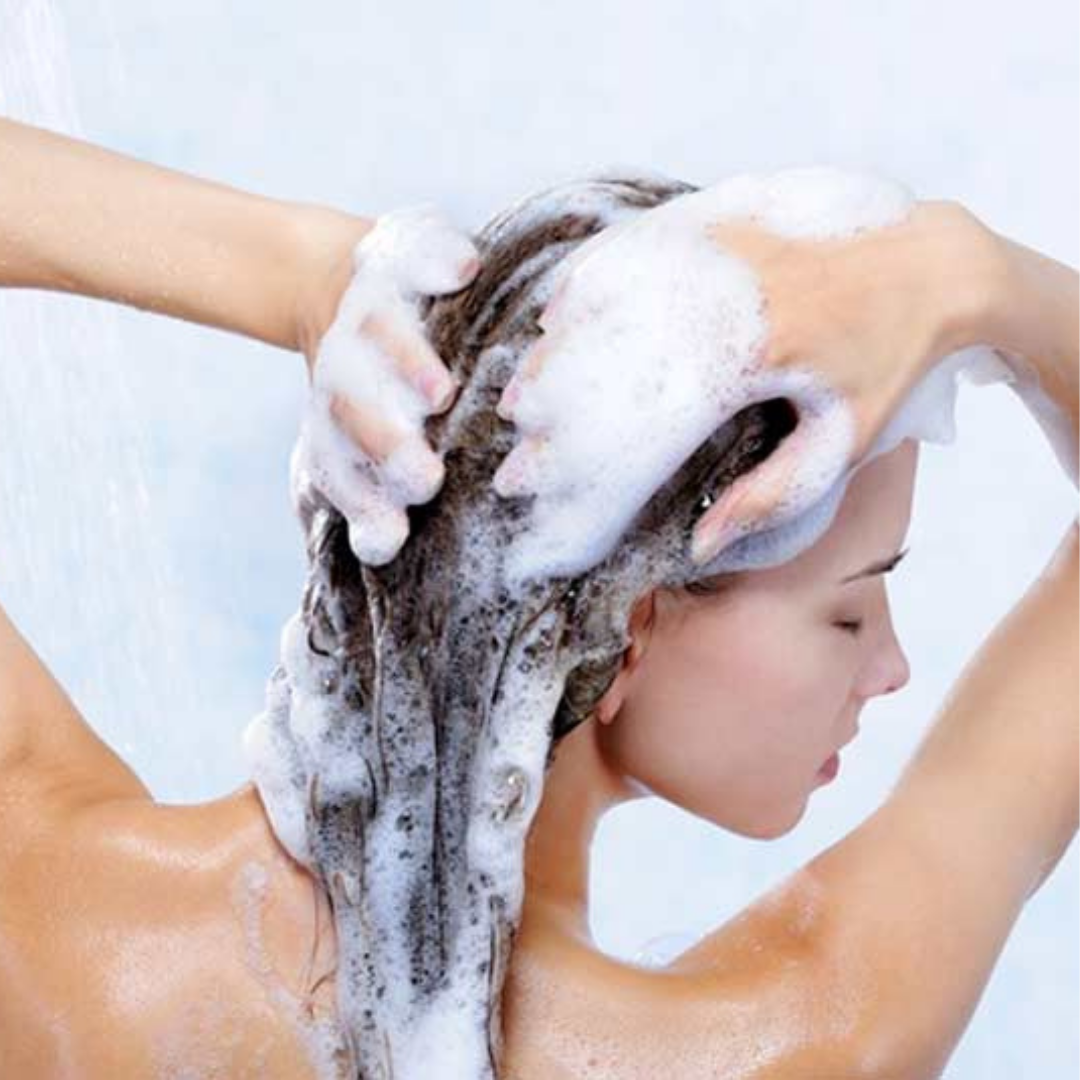 Lave os cabelos com shampoo
